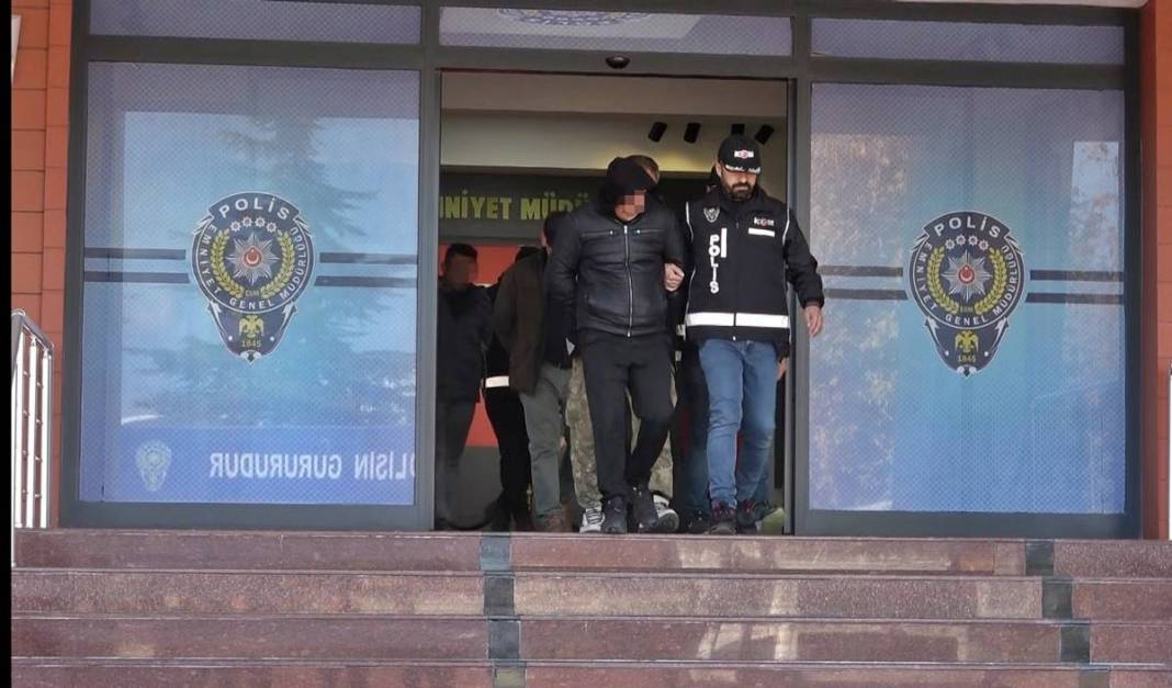 Görevli gibi giyinip sokağı kazdılar: Çıkanlar hayrete düşürdü! Borulara zarar verince gerçek ortaya çıktı 23